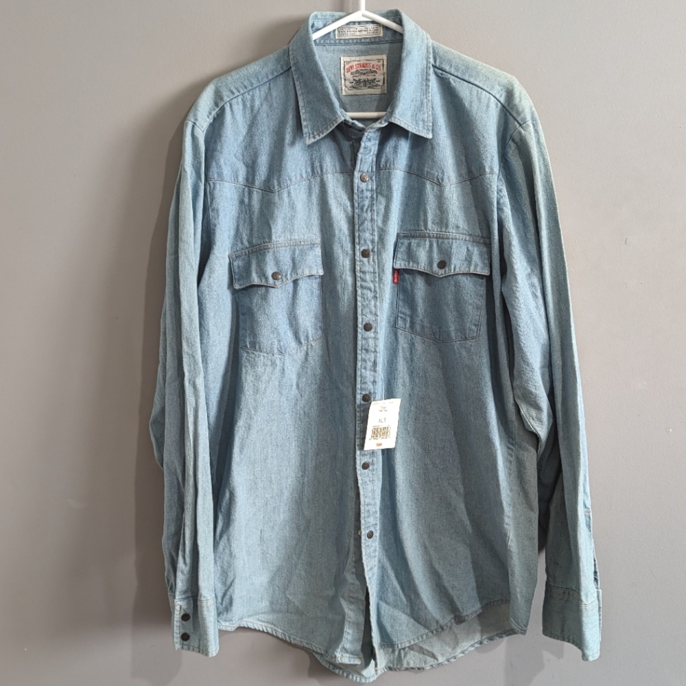 Vintage Levi's Men's Denim buttoned XL Tall long sleeve work Chambray shirt